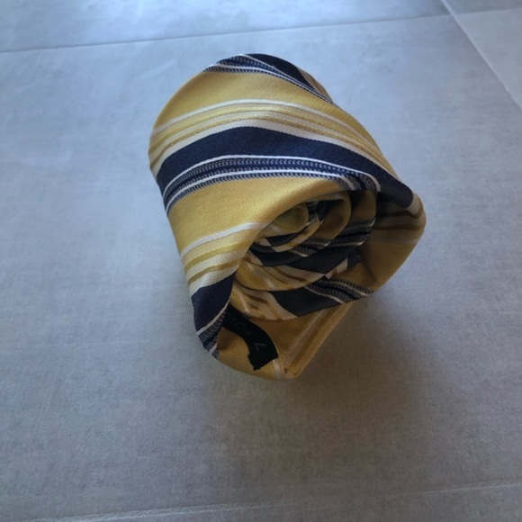 Isaia Striped Seven Fold Silk Tie - Picture 2 of 8